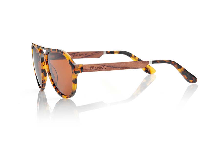 Wood eyewear of Ebony IGUAZU. IGUAZU sunglasses of the MIXED PREMIUM series are manufactured with the front in acetate in tortoiseshell color quality clear and sideburns in natural ebony wood finished in Rod covered with acetate carey with metal joint allowing to be adjusted if necessary. Dealt a version in paste the popular series with  orange REVO. The quality of the materials and their perfect completion will surprise you. Front size: 140x55mm for Wholesale & Retail | Root Sunglasses® 